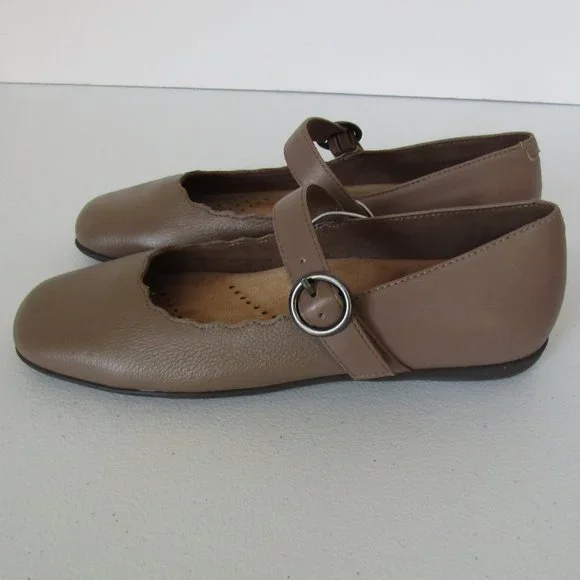 Trotters Sugar Leather Flat Shoe - Picture 4 of 8